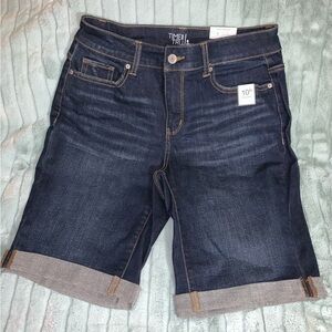 Women’s Bermuda Mid-Rise Shorts Sz 6, NWT